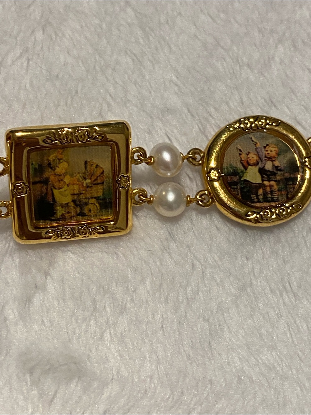 Vintage Danbury Mint Hummel panel Gold-Tone Pearl Art Portrait Bracelet - Picture 5 of 8
